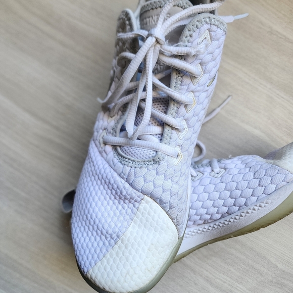 Nike LeBron Witness 3 Shoes in White Chrome size 8 Athletic Basketball Active - Picture 3 of 7